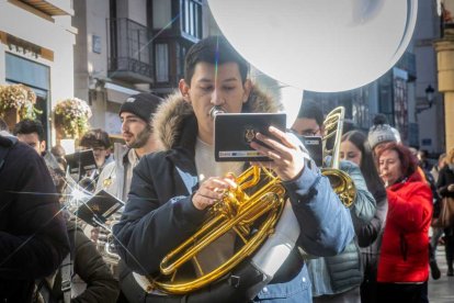 La Banda Municipal recorrió el centro en un pasacalles musical