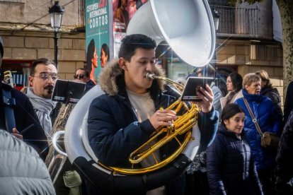 La Banda Municipal recorrió el centro en un pasacalles musical