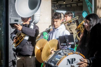La Banda Municipal recorrió el centro en un pasacalles musical