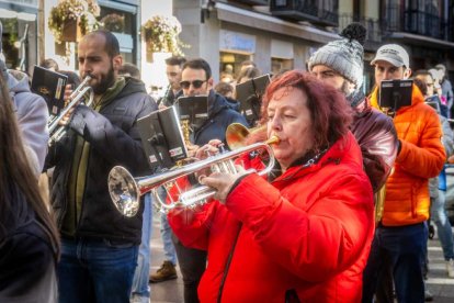La Banda Municipal recorrió el centro en un pasacalles musical