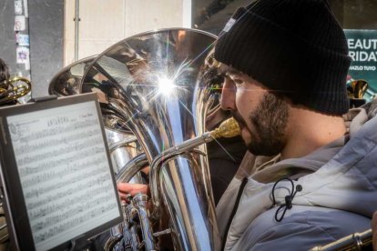 La Banda Municipal recorrió el centro en un pasacalles musical
