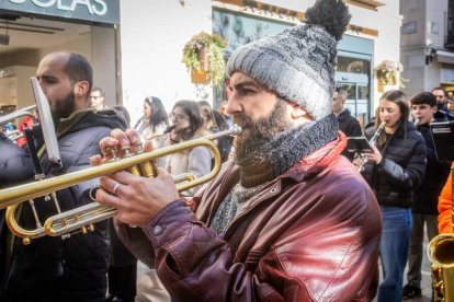 La Banda Municipal recorrió el centro en un pasacalles musical