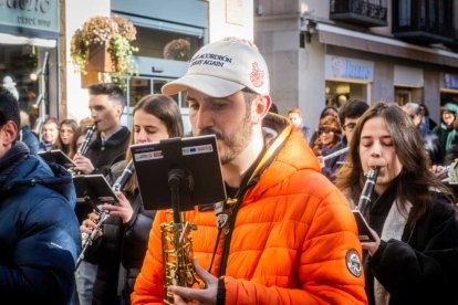 La Banda Municipal recorrió el centro en un pasacalles musical