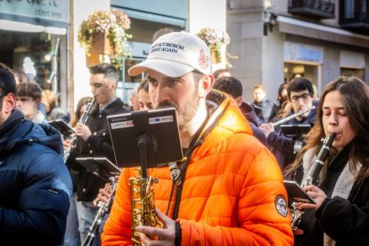 La Banda Municipal recorrió el centro en un pasacalles musical