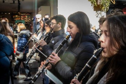 La Banda Municipal recorrió el centro en un pasacalles musical