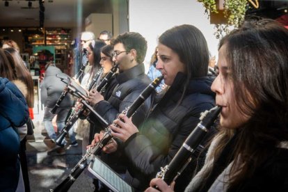La Banda Municipal recorrió el centro en un pasacalles musical