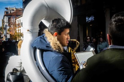 La Banda Municipal recorrió el centro en un pasacalles musical