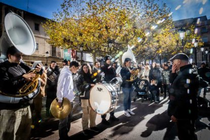 La Banda Municipal recorrió el centro en un pasacalles musical