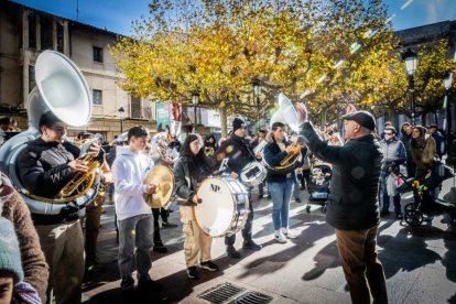 La Banda Municipal recorrió el centro en un pasacalles musical