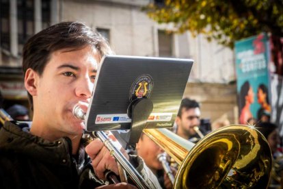 La Banda Municipal recorrió el centro en un pasacalles musical