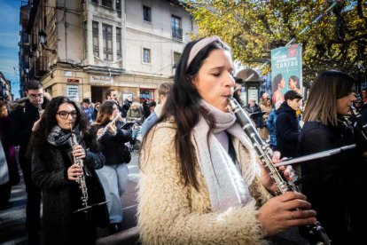 La Banda Municipal recorrió el centro en un pasacalles musical