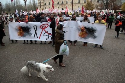 Manifestación en León contra la gestión de los incendios forestales del verano.