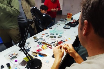Curso gratuito de montaje de moscas en El Burgo de Osma.