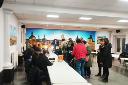 Curso gratuito de montaje de moscas en El Burgo de Osma.