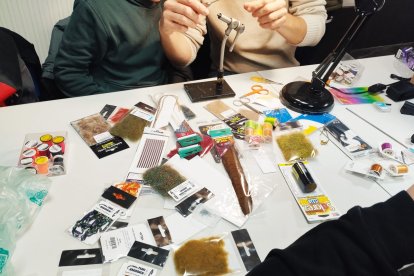Curso gratuito de montaje de moscas en El Burgo de Osma.