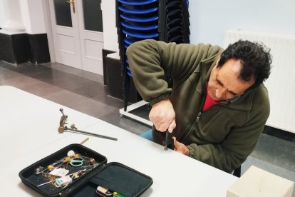 Curso gratuito de montaje de moscas en El Burgo de Osma.