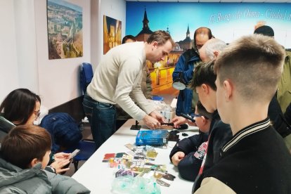 Curso gratuito de montaje de moscas en El Burgo de Osma.