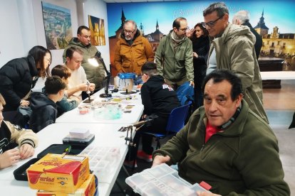 Curso gratuito de montaje de moscas en El Burgo de Osma.