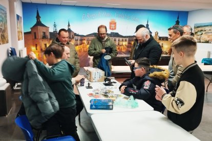 Curso gratuito de montaje de moscas en El Burgo de Osma.