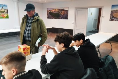 Curso gratuito de montaje de moscas en El Burgo de Osma.