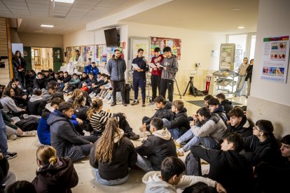 Los alumnos se sentaron para reclamar la Ley estatal de profesionales del deporte