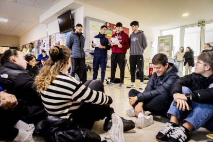 Los alumnos se sentaron para reclamar la Ley estatal de profesionales del deporte