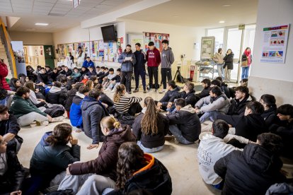Los alumnos se sentaron para reclamar la Ley estatal de profesionales del deporte