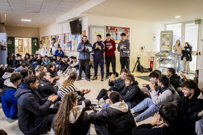 Los alumnos se sentaron para reclamar la Ley estatal de profesionales del deporte