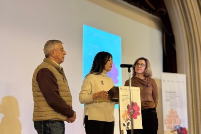 La Diputada de Servicios Sociales, Laura Prieto; alcalde de San Leonardo de Yagüe, Jesús Elvira; y KANE, rapera invitada de este año