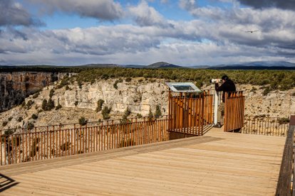 Vistas desde el mirador de La Galiana con un buitre volando arriba a la derecha.