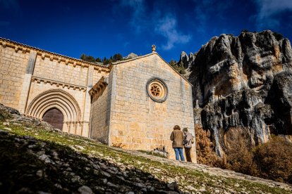 Dos visitantes pasan frente a la ermita de San Bartolomé este miércoles.