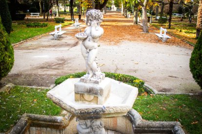 El paseo se encuentra al comienzo del parque entrando por Mariano Granados.