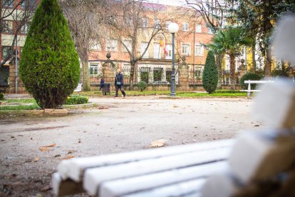El paseo se encuentra al comienzo del parque entrando por Mariano Granados.