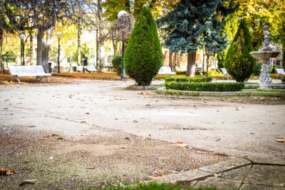 El paseo se encuentra al comienzo del parque entrando por Mariano Granados.
