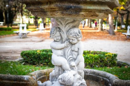 El paseo se encuentra al comienzo del parque entrando por Mariano Granados.