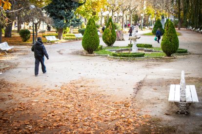 El paseo se encuentra al comienzo del parque entrando por Mariano Granados.