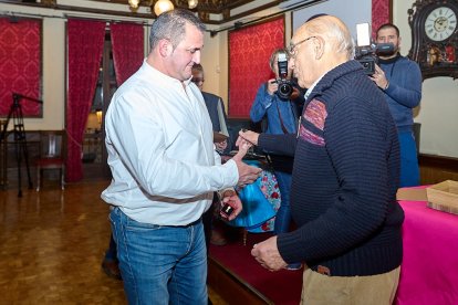 El Casino Amistad Numancia ha sido escenario de una emotiva ceremonia de la Peña Taurina Soriana