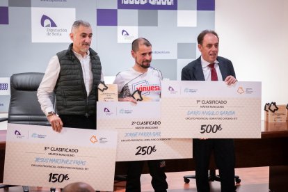 Benito Serrano recibe a los 22 ganadores de una primera edición que reparte un total de 12.600 euros.