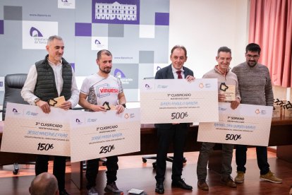 Benito Serrano recibe a los 22 ganadores de una primera edición que reparte un total de 12.600 euros.