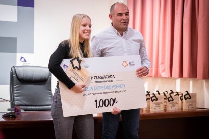 Benito Serrano recibe a los 22 ganadores de una primera edición que reparte un total de 12.600 euros.