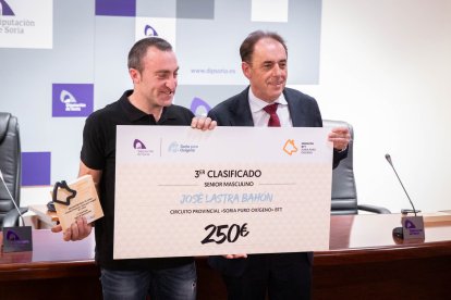 Benito Serrano recibe a los 22 ganadores de una primera edición que reparte un total de 12.600 euros.