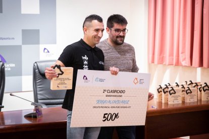 Benito Serrano recibe a los 22 ganadores de una primera edición que reparte un total de 12.600 euros.