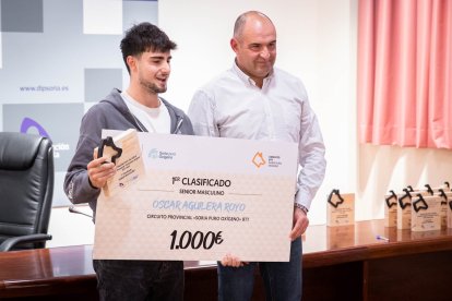 Benito Serrano recibe a los 22 ganadores de una primera edición que reparte un total de 12.600 euros.
