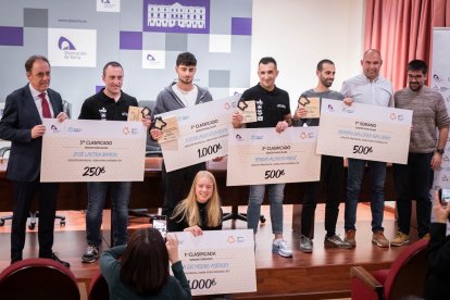 Benito Serrano recibe a los 22 ganadores de una primera edición que reparte un total de 12.600 euros.