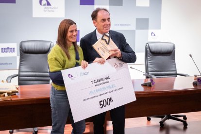 Benito Serrano recibe a los 22 ganadores de una primera edición que reparte un total de 12.600 euros.