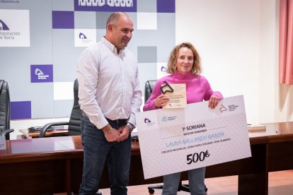 Benito Serrano recibe a los 22 ganadores de una primera edición que reparte un total de 12.600 euros.