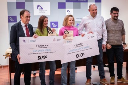 Benito Serrano recibe a los 22 ganadores de una primera edición que reparte un total de 12.600 euros.