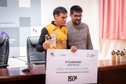 Benito Serrano recibe a los 22 ganadores de una primera edición que reparte un total de 12.600 euros.