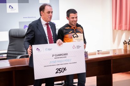 Benito Serrano recibe a los 22 ganadores de una primera edición que reparte un total de 12.600 euros.
