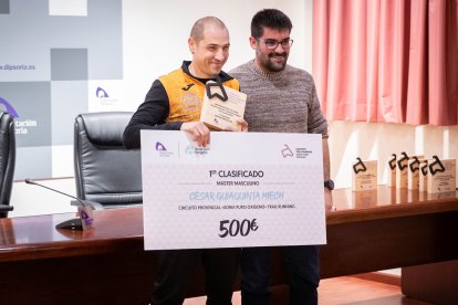 Benito Serrano recibe a los 22 ganadores de una primera edición que reparte un total de 12.600 euros.